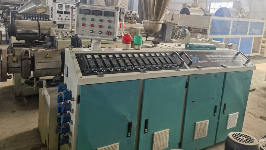 精雄65机WPC600宽门板生产线